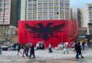 Festat e Nëntorit/ Prishtina ‘skuqet’ nga flamuri shqiptar me përmasa gjigande