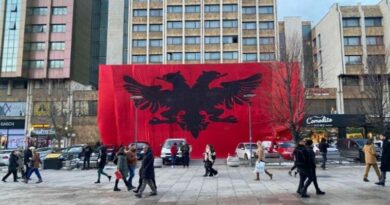 Festat e Nëntorit/ Prishtina ‘skuqet’ nga flamuri shqiptar me përmasa gjigande