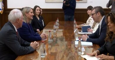 Nënsekretarja amerikane e Shtetit takohet me Vuçiqin në Beograd