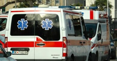 Rast i ri tragjik në Maqedoni: Vdes shoferi i ambulancës, pasi kaloi tërë natën duke transportuar të lënduarit nga zjarri në Koçan