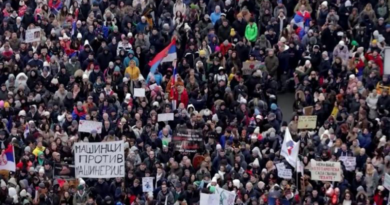 Beograd: Studentët ndërpresin protestën pas disa incidenteve