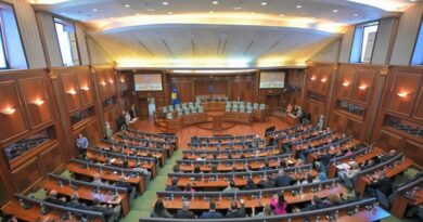 S’kalon komisioni i propozuar për të mundësuar votim të fshehtë për kryeparlamentarin, ndërpritet seanca