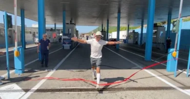 2750 km me vrap nga Anglia në Shqipëri, sfida e ‘çmendur’ e Seb Ponarit: Ia dedikoj babait tim të ndjerë