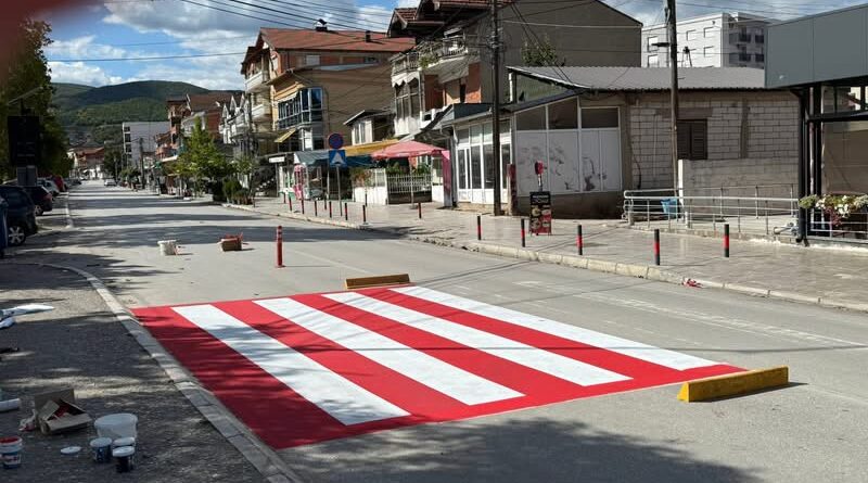 Ndërmarrja Publike “Moravica”, sot vizatoi vijat e bardha pranë shkollave të Preshevës