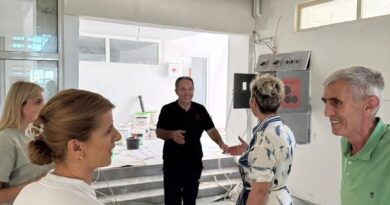 Sinani, viziton shkollën fillore në fshatin Corroticë