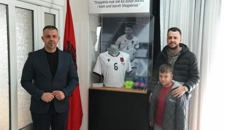 Në selinë e KKSh-së inaugurohet ekspozita dedikuar kapitenit Berat Gjimshiti