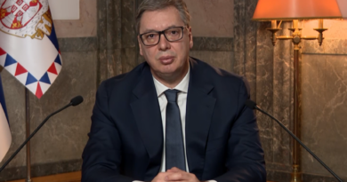Vuçiq paralajmëron dorëheqjen nga posti i presidentit pas tensioneve në Beograd
